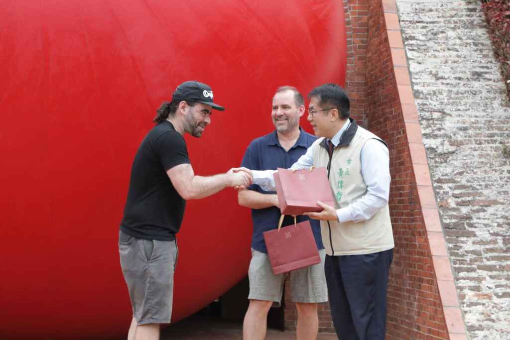 ▲台南市長黃偉哲至億載金城視察紅球的充氣作業，並致贈伴手禮感謝藝術家及相關工作人員。（台南市政府提供）