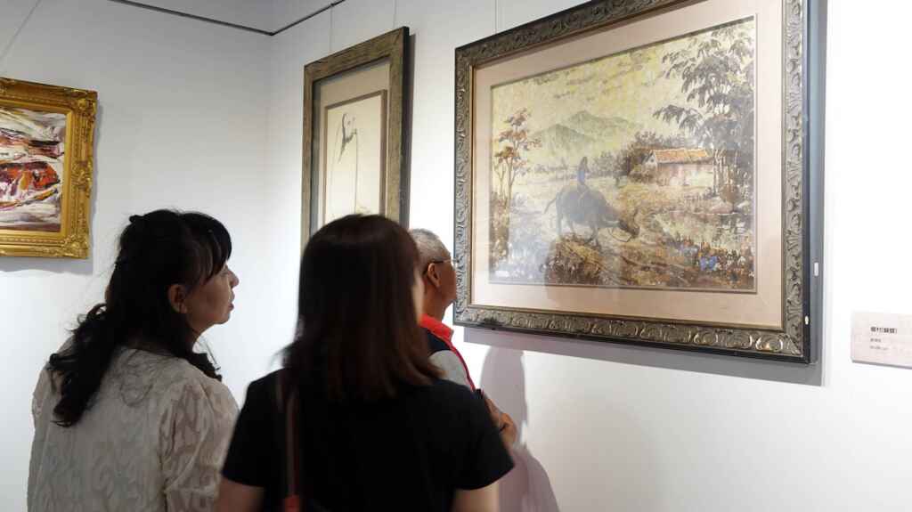 ▲愛心畫家柳清松作品回顧展自即日起至4月21日,於文化部所屬國立彰化生活美學館第三展覽室展出,其中一幅「鄉村」畫作,使用至少7千隻蝴蝶翅膀拼成畫,其作品風格獨具一格。(記者林明佑攝)