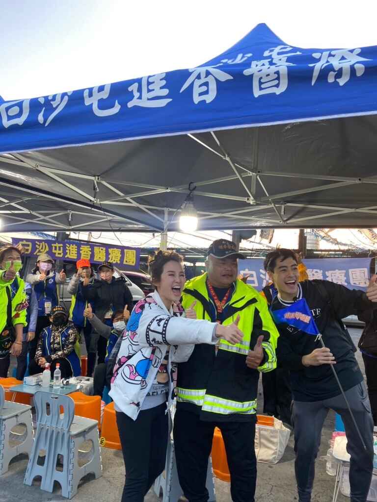 ▲張齡予跟著醫療團隊(三立提供)
