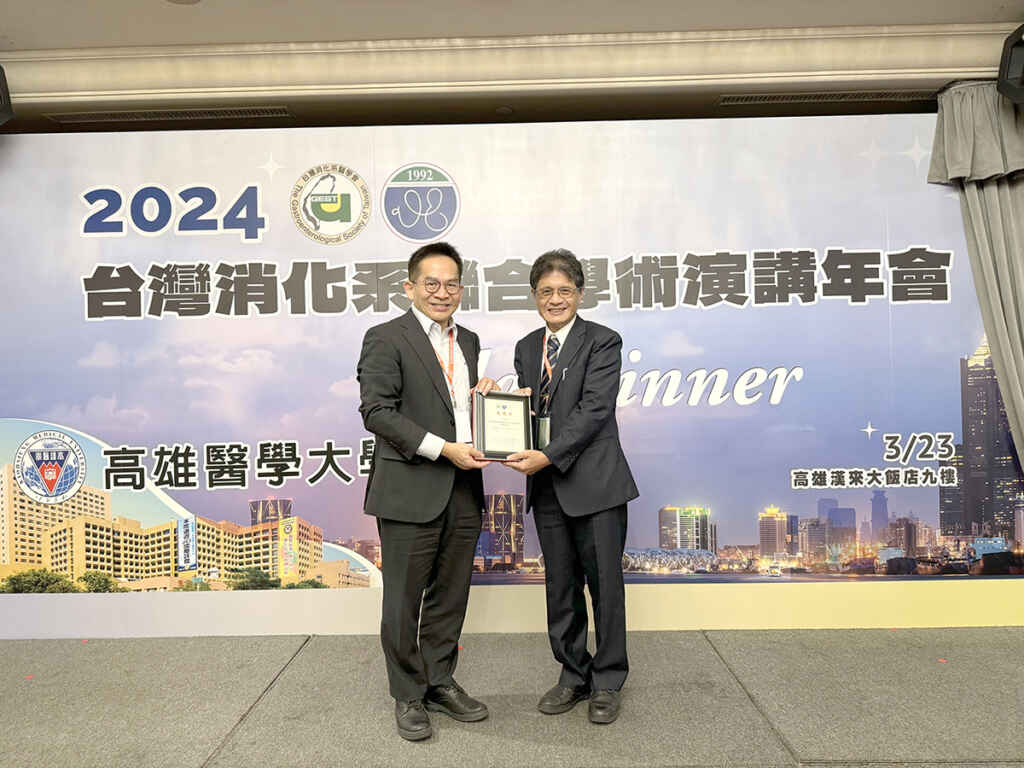 ▲彰基胃腸肝膽科主任陳洋源醫師(右)與主治及訓練醫師的堅持與努力,榮登消化系醫學會雜誌學術發表「全國醫學中心」第一名寶座。(彰基醫院提供)