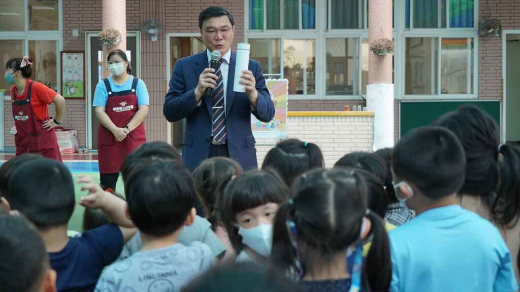 ▲兒童節即將到來,鹿港鎮公所準備相當實用且有意義的禮物「316不鏽鋼保溫瓶」,送給全鎮的國小及公私立幼兒園的小朋友們。(記者林郁芯翻攝)