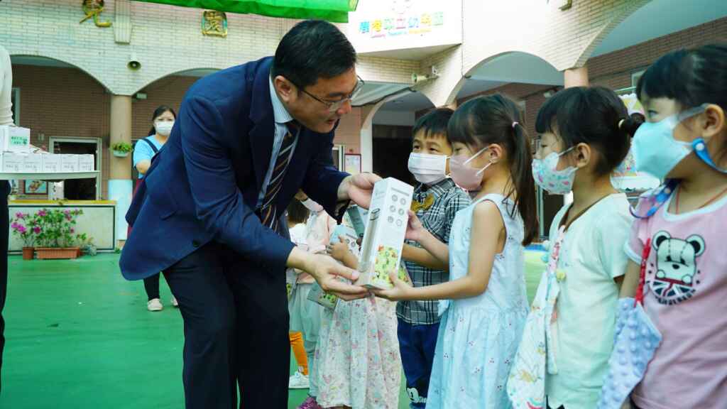 ▲鹿港鎮長許志宏今天前往鎮立幼兒園，頒發兒童節的禮品，看到孩子們收到禮物當下興奮的神情，讓他直言心裡也跟著跳躍了起來。（記者林郁芯翻攝）