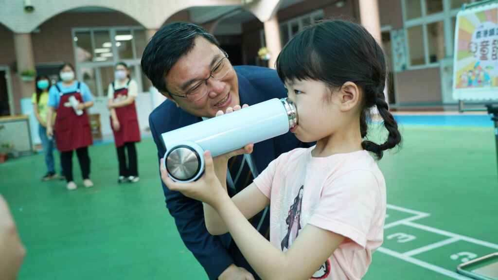 ▲最近天氣逐漸炎熱，鹿港鎮長許志宏也提醒寶貝們，記得要多補充水分 。（記者林郁芯翻攝）