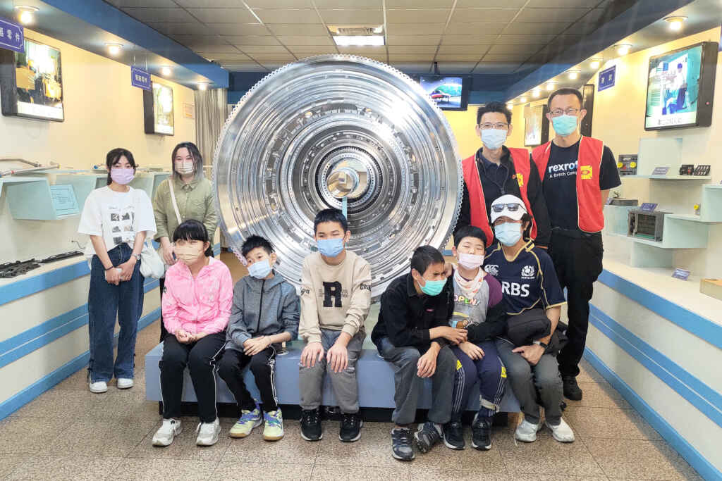 ▲漢翔攜手惠明盲校跨越障礙，打開感官體驗國機國造。（漢翔公司提供）