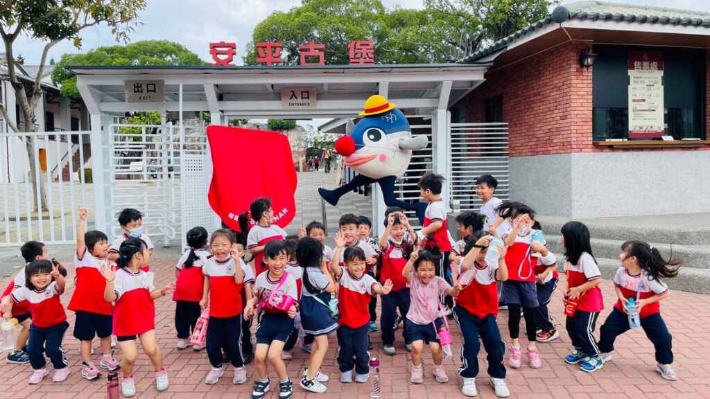 ▲臺南觀光大使魚頭君將於紅球策展期間的平日(3/29～4/3)展出時間出現紅球展出點附近(不一定在紅球旁)，以30分鐘快閃形式與紅球或現場民眾不期而遇。（臺南市政府提供）