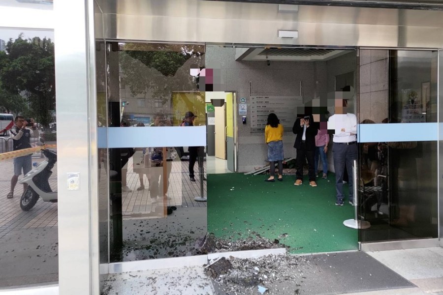 男子不滿數位部「亂花錢」 持長短槍射破大門玻璃遭逮 180 男子不滿數位部「亂花錢」 持長短槍射破大門玻璃遭逮 179
