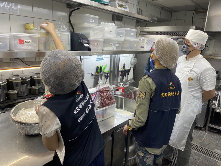 台中市府聯合稽查百貨公司餐飲 瓦城及海記醬油雞不合格限期改善 284 台中市府聯合稽查百貨公司餐飲 瓦城及海記醬油雞不合格限期改善 283
