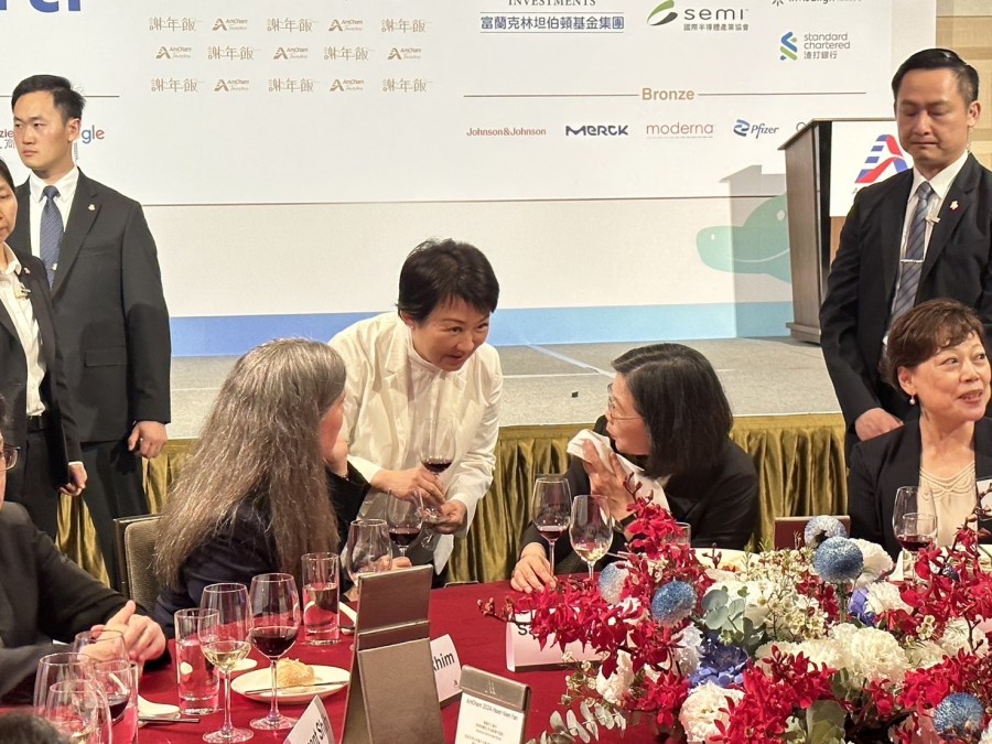 盧秀燕出席台灣美國商會謝年飯晚宴 與蔡英文、孫曉雅互動熱絡 290 盧秀燕出席台灣美國商會謝年飯晚宴 與蔡英文、孫曉雅互動熱絡 289