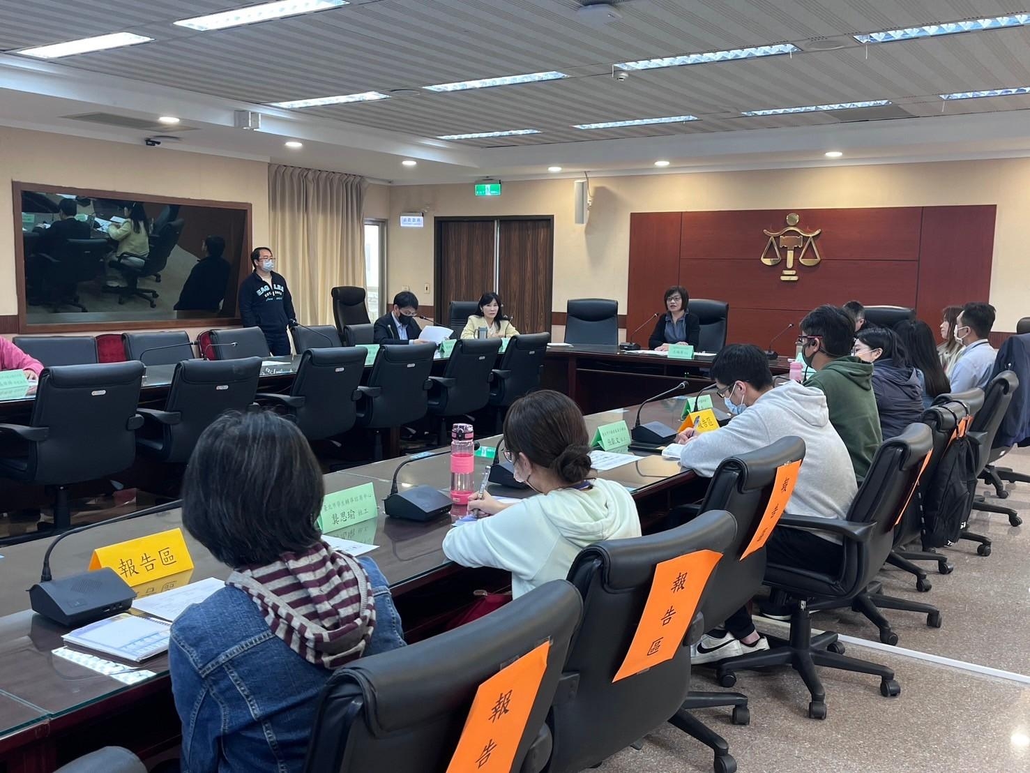 台北地院舉行跨網絡資源保護管束國中在學少年聯繫會議,由院長王梅英親自主持。(記者張欽翻攝)