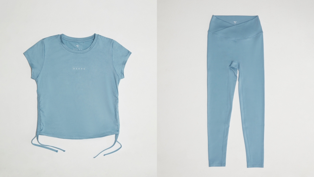 (左)VERVE x Katie聯名系列:瑜伽側綁帶短袖T寧靜藍NT$820;(右)KATIE x VERVE|Luxo™ 裸感交叉Legging寧靜藍NT$1,180。(VERVE提供)