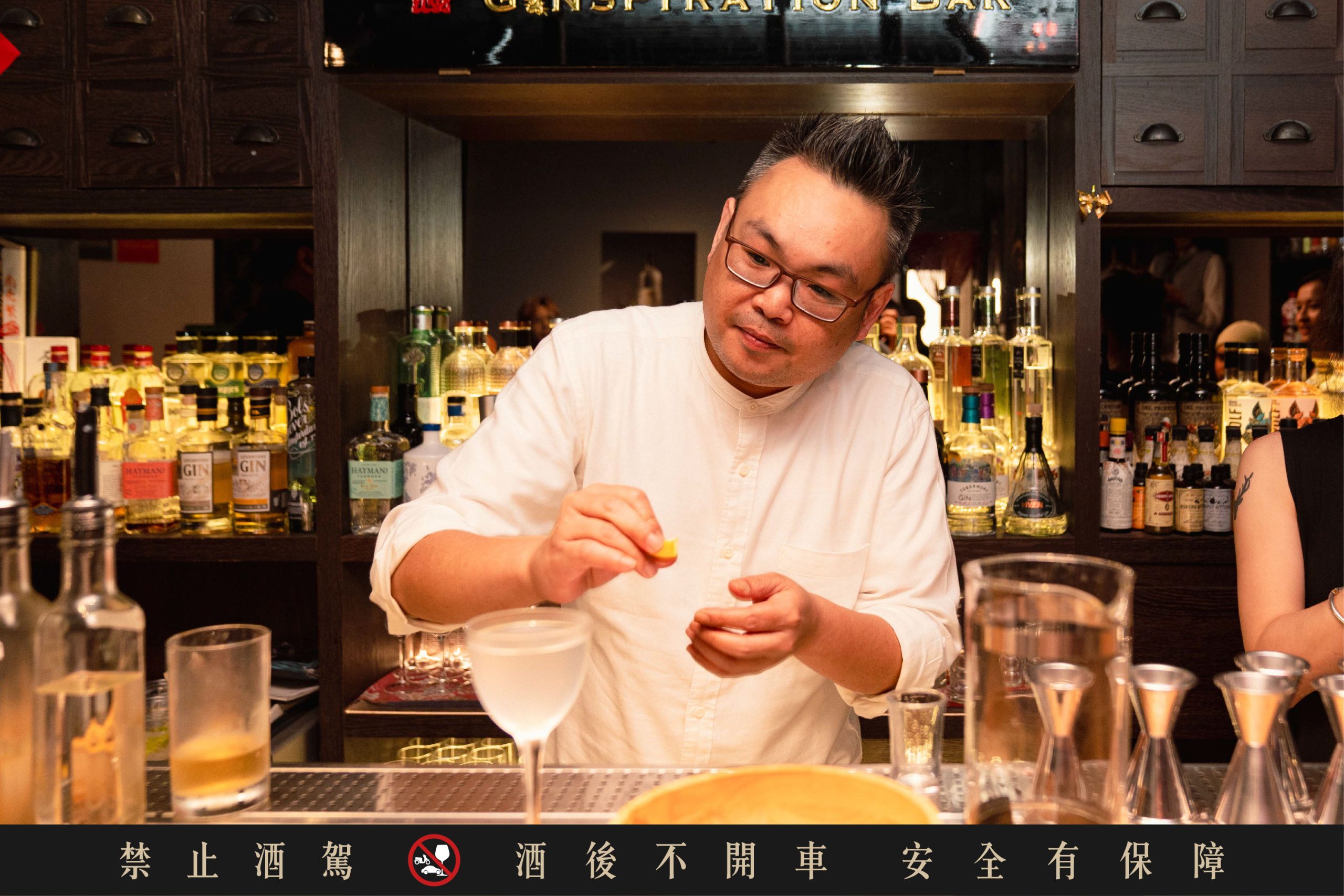 「酌人的祕密-風味講堂」知名調酒大師面對面、親手教授日常風味酒款,圖中為調酒大師黃龍輝(寶哥)。(圖/業者提供)