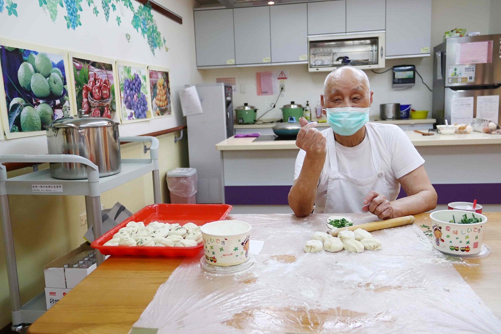 ▲為了臺東縣樂齡健康長照園區簽約典禮，迦南護理之家九十六歲趙伯伯曾經是廚師，特地動手做蔥油餅、水煎包、茶葉蛋，作為當天的茶點。