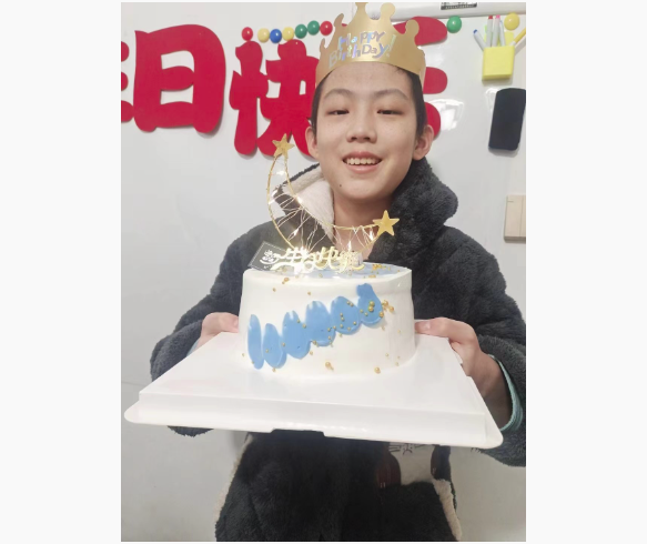 曾鈺恒確診血癌,至今已進行過十多次化療。圖/周大觀文教基金會提供
