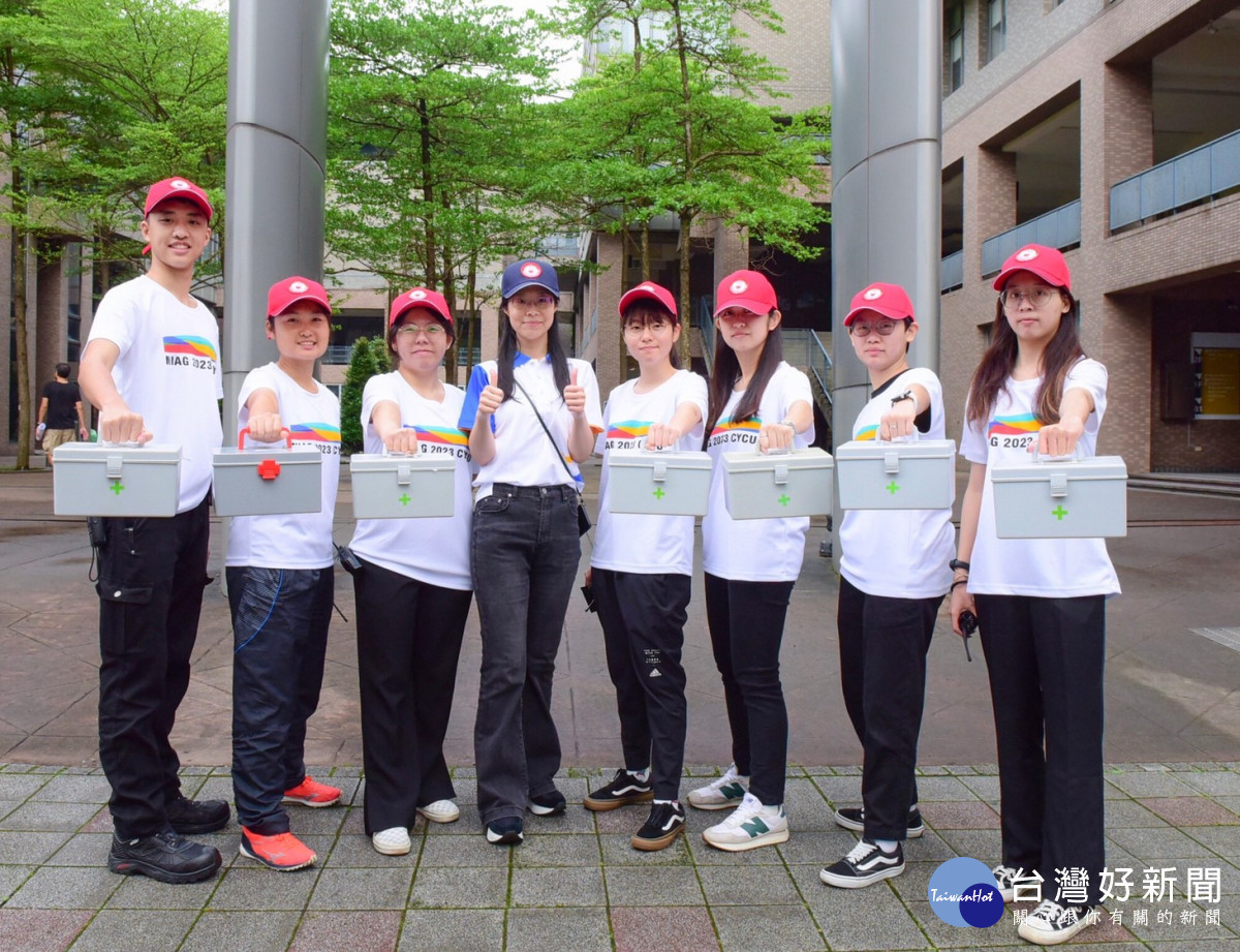 中原大學承辦112年全國大專校院運動會，由急救社執行場邊救護任務。(左一賴群詠、左四林蕙怡)<br /><br /> 