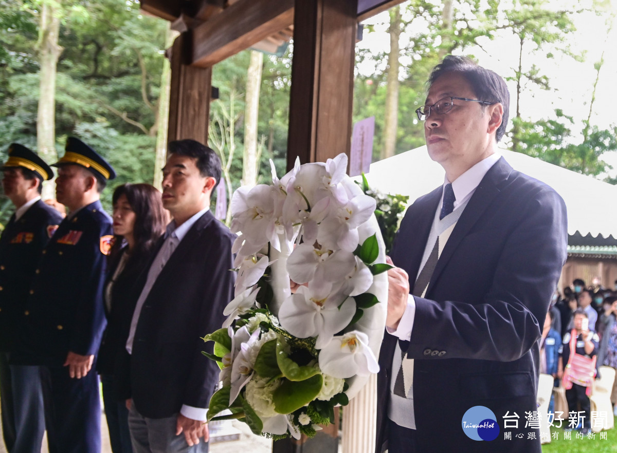 市長向烈士英靈獻花致意。
