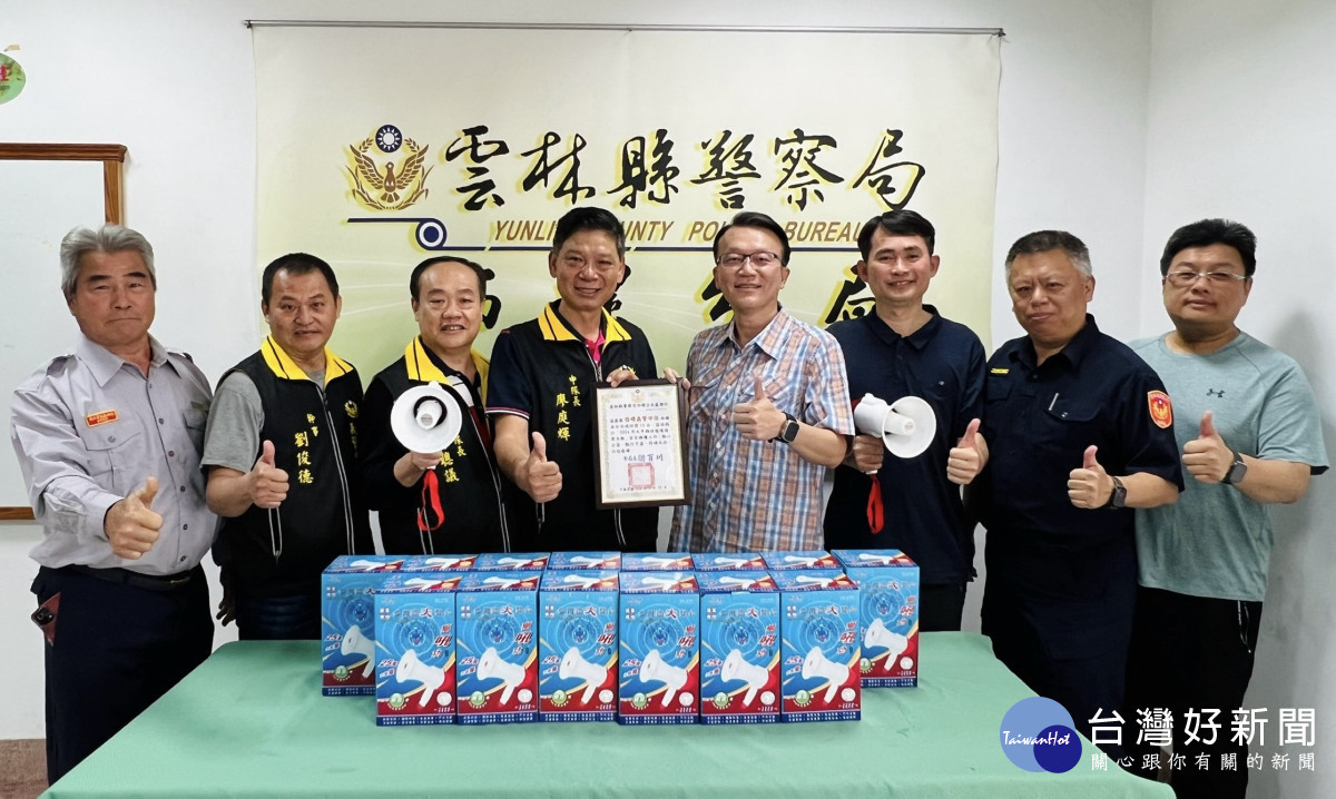 西螺義警中隊購置14組喊話器致贈西螺分局，希望能加強警方宣導成效／警方提供