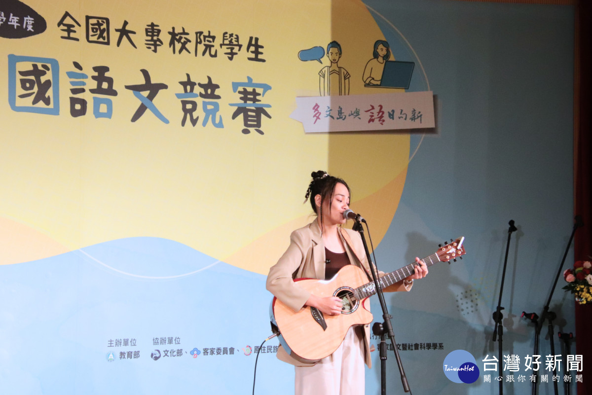 頒獎典禮邀請原住民歌手郭芝吟演出自己的創作歌曲。蔡沛倫攝<br /><br /> 