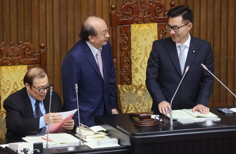 立法院會29日處理藍白提出的電價凍漲提案,開議前,民進黨立法院黨團總召柯建銘(中)與立法院副院長江啟臣(右)交換意見。中央社