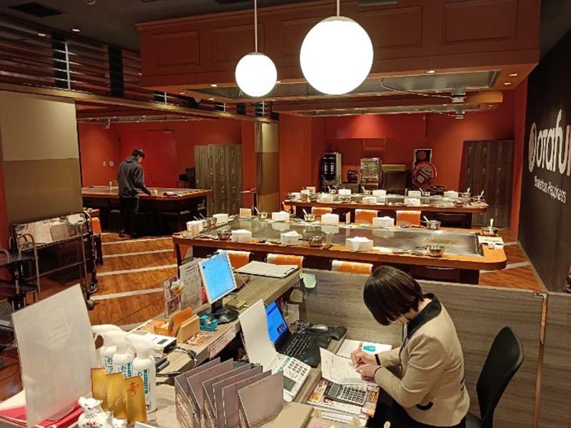 櫃檯後方有多張大型鐵板燒餐桌,即使是團體前來,也有足夠的空間進行教學。