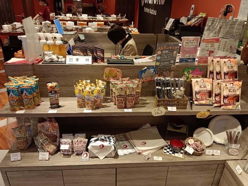 OTAFUKU裡,各種專屬紀念品一應俱全。