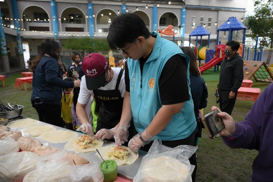 花蓮市幼學童包潤餅 認識清明習俗