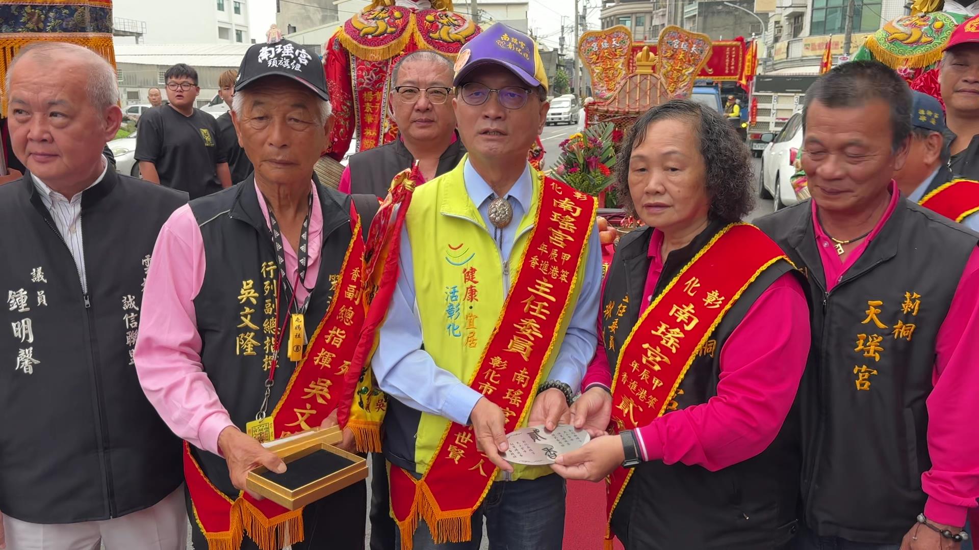 ▲彰化南瑤宮往笨港進香活動,由進香主委林世賢和南瑤宮分香宮廟-莿桐天瑤宮主委林味珍,各拿出半邊的仿古銀牌信物,完成核對與併攏的儀式。(彰化市公所提供)