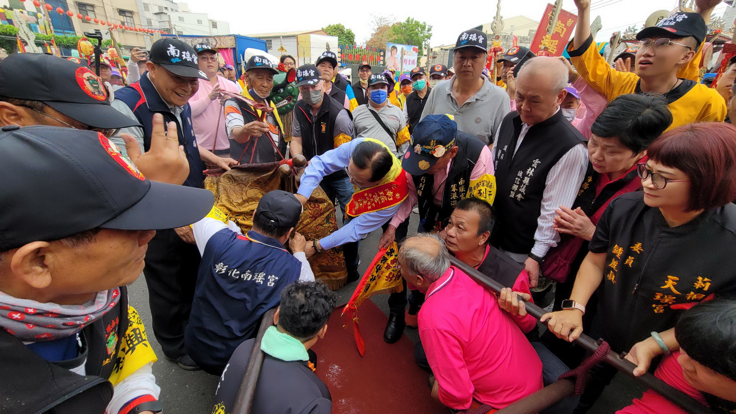 ▲彰化南瑤宮往笨港進香活動，由進香主委林世賢和南瑤宮分香宮廟-莿桐天瑤宮主委林味珍，各拿出半邊的仿古銀牌信物，完成核對與併攏的儀式。（彰化市公所提供）