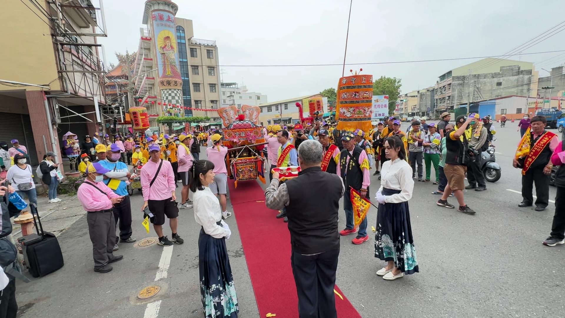 ▲彰化南瑤宮往笨港進香活動，由進香主委林世賢和南瑤宮分香宮廟-莿桐天瑤宮主委林味珍，各拿出半邊的仿古銀牌信物，完成核對與併攏的儀式。（彰化市公所提供）