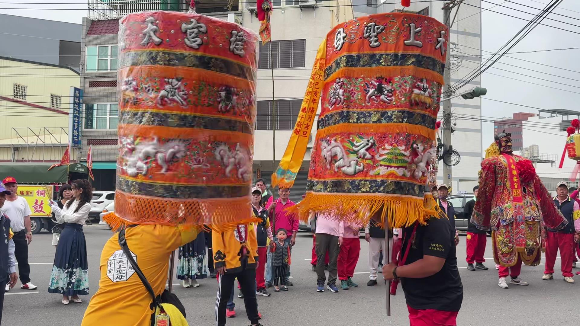 ▲彰化南瑤宮往笨港進香活動，由進香主委林世賢和南瑤宮分香宮廟-莿桐天瑤宮主委林味珍，各拿出半邊的仿古銀牌信物，完成核對與併攏的儀式。（彰化市公所提供）