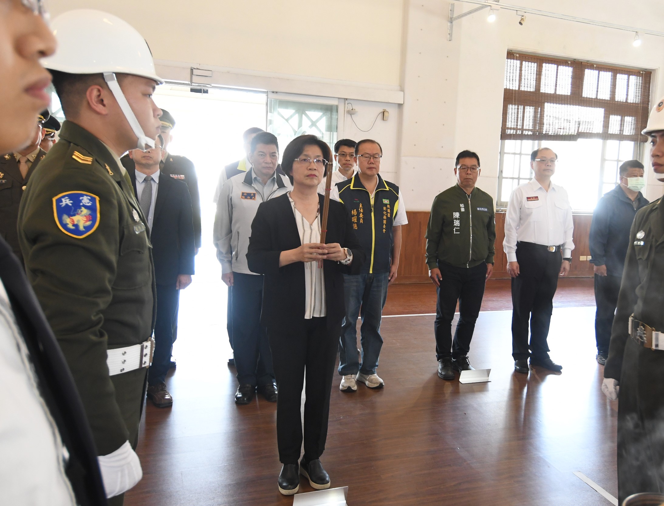 ▲彰化縣舉辦春祭國殤大典，縣長王惠美和陸軍第10軍團指揮官章中將等各界代表，向國軍陣亡將士及烈士靈位表達最深的敬意與懷念。（記者張溎壕攝）