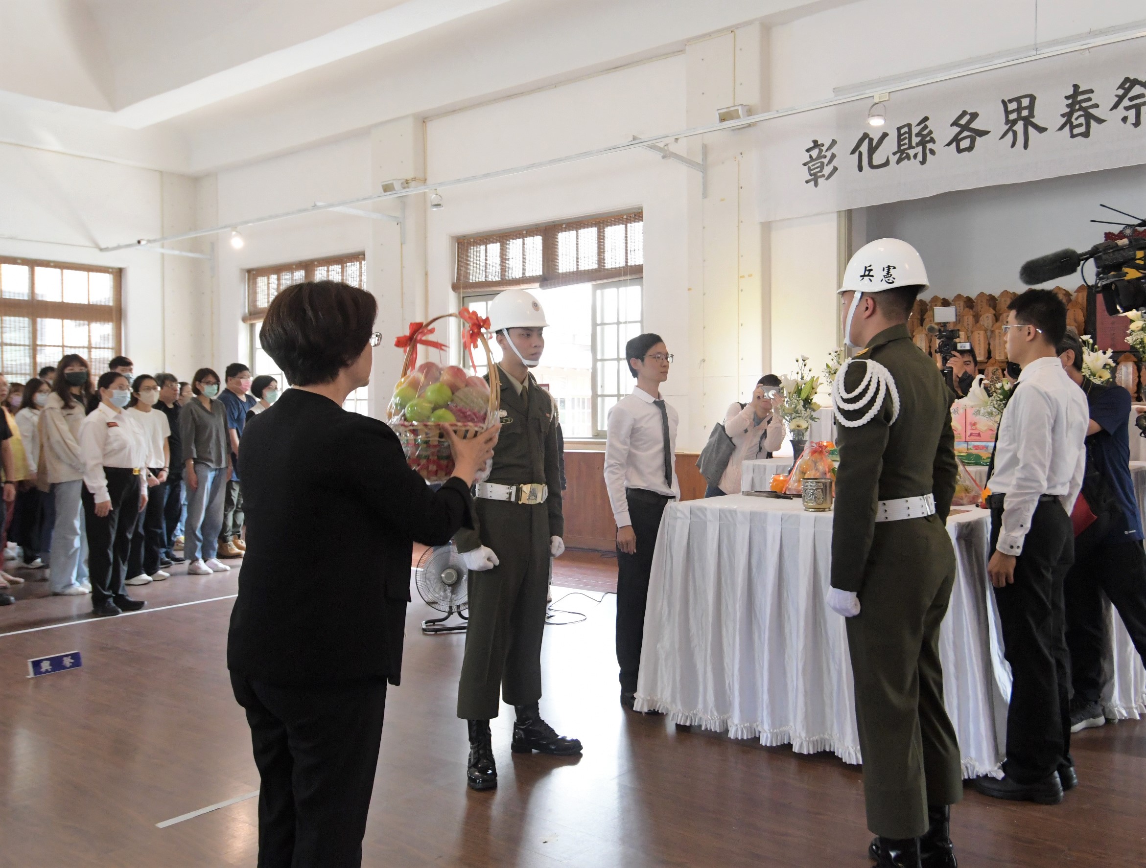 ▲彰化縣舉辦春祭國殤大典，縣長王惠美和陸軍第10軍團指揮官章中將等各界代表，向國軍陣亡將士及烈士靈位表達最深的敬意與懷念。（記者張溎壕攝）