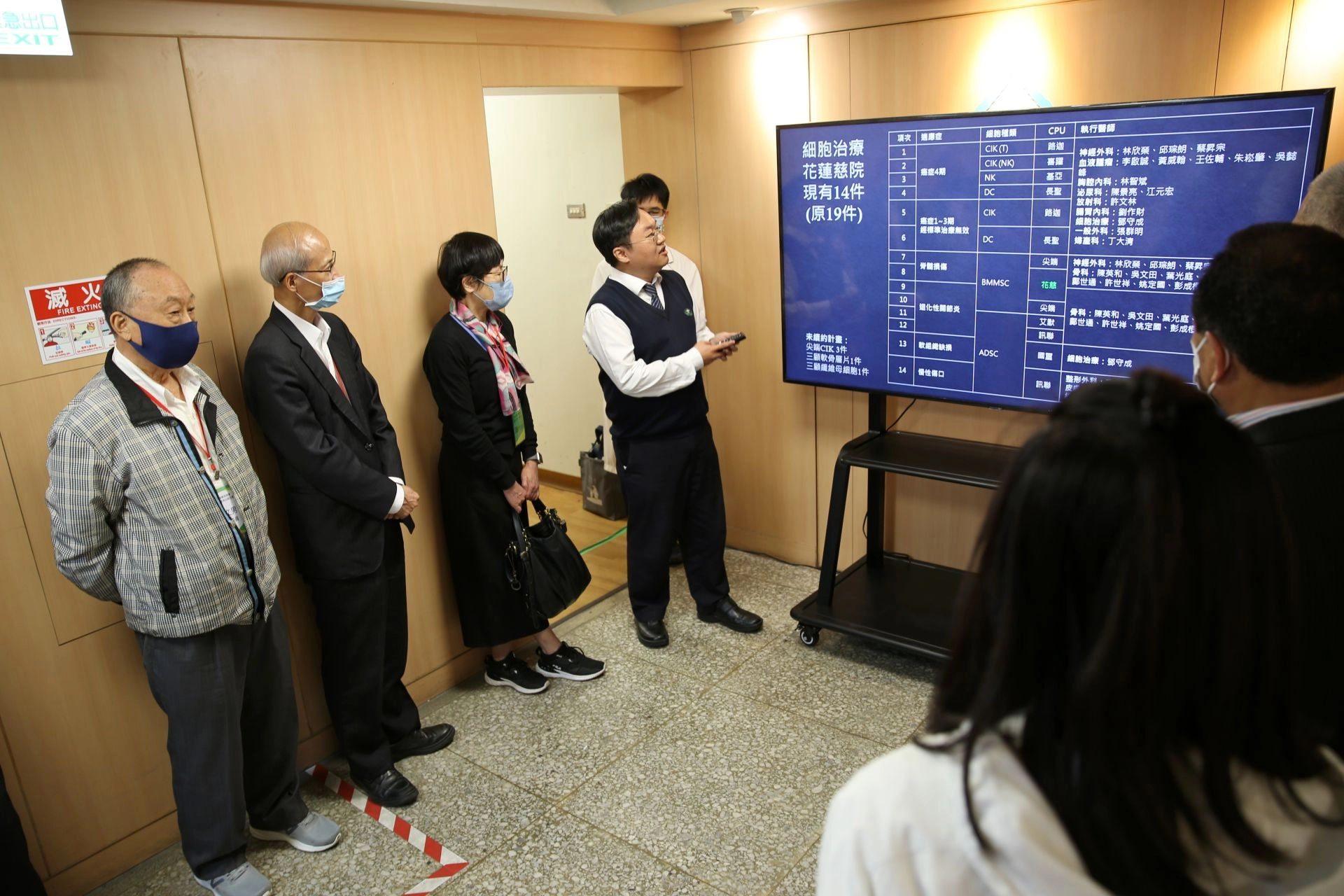 林欣榮院長帶領B組委員來到基因暨幹細胞研製中心,由主任孫立易進行簡報,展示花蓮慈院研發團隊的成果。
