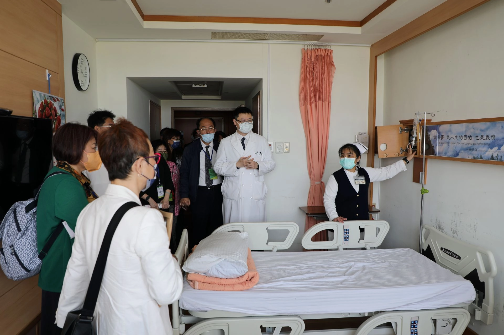 何宗融副院長帶領A組委員們實地走訪中醫病房,介紹中西醫合療如何幫助病人預後。