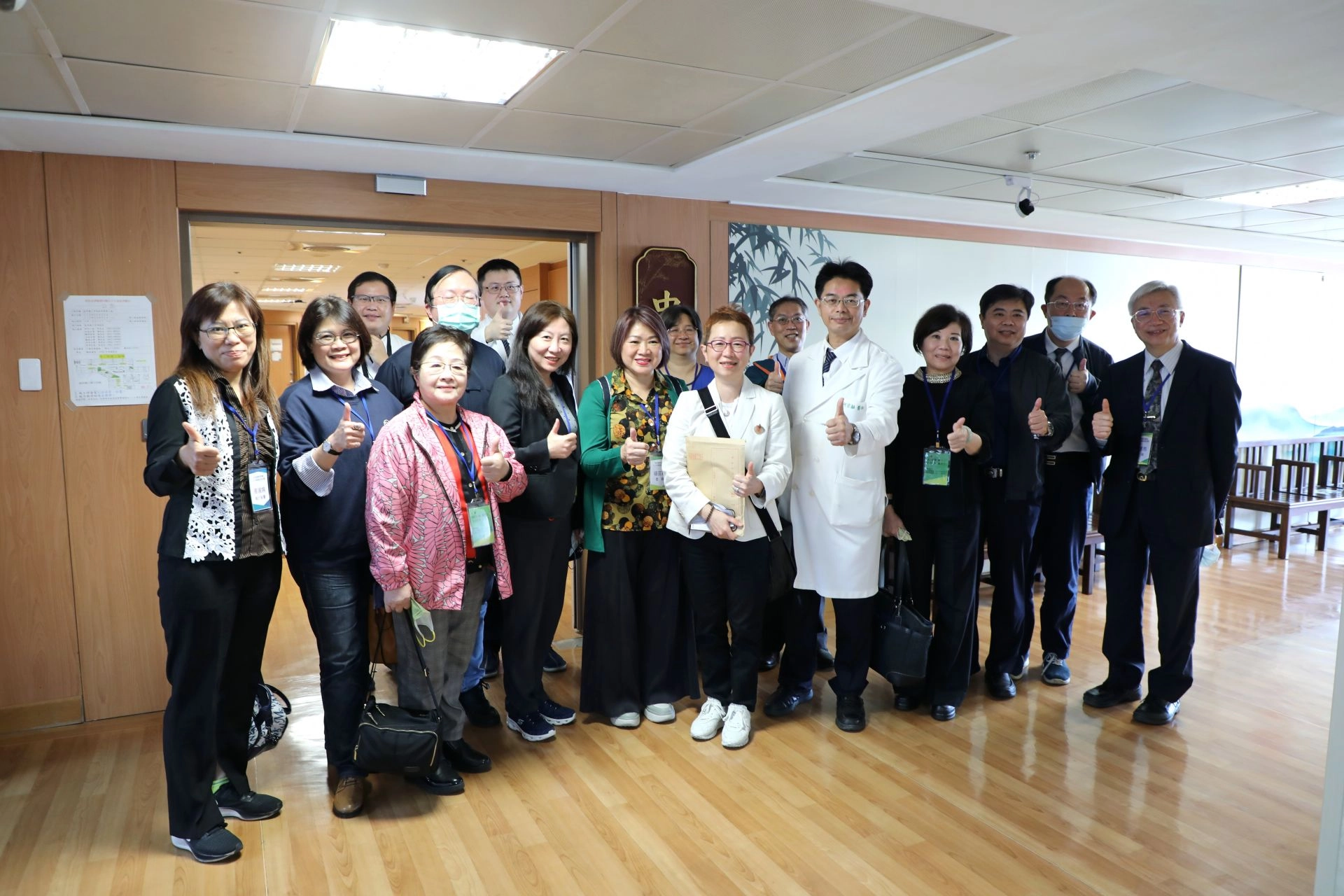 何宗融副院長帶領A組委員們實地走訪中醫病房,介紹中西醫合療如何幫助病人預後。