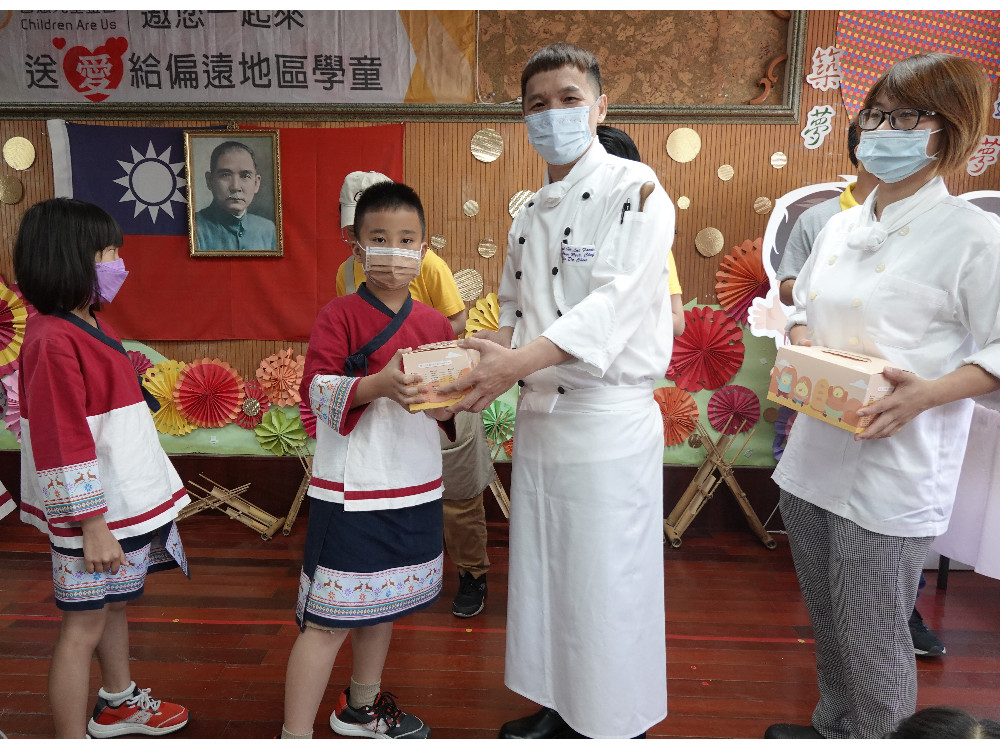 漢來美食送愛偏鄉   餐券力挺憨兒服務