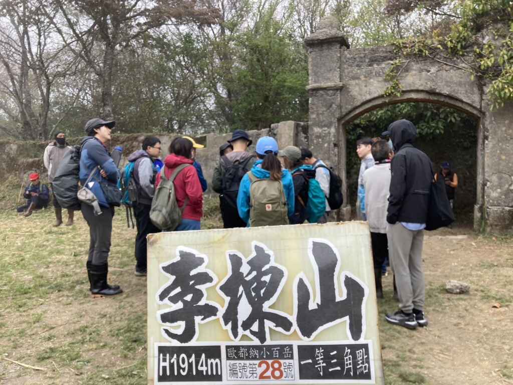 ▲新竹縣政府文化局敬邀相關單位到李崠山古堡會勘，並與相關專家學者，針對古堡的管理維護討論合宜處理方式。（新竹縣政府提供）