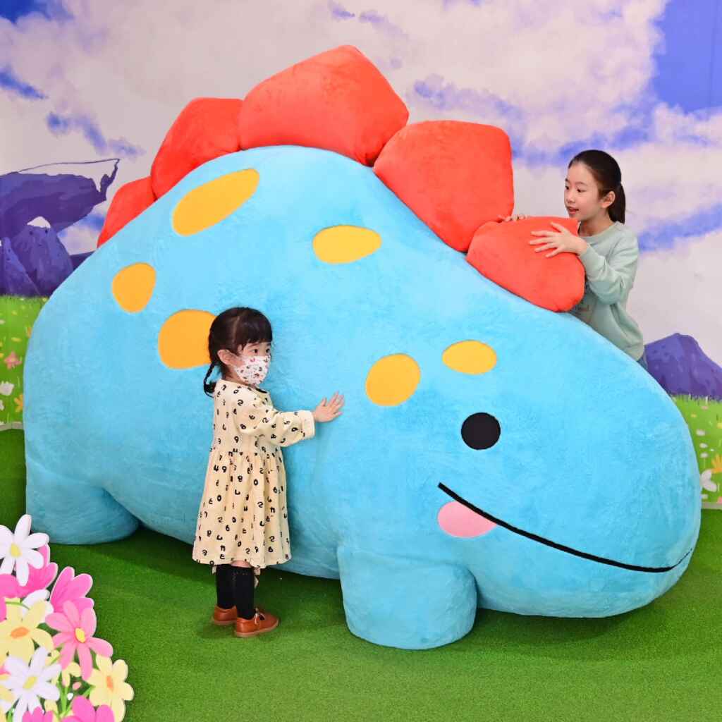 ▲KHTOY絨毛玩偶旗艦館，有超過千種絨毛商品，均取得正版授權，琳瑯滿目的商品讓民眾一進去就買不完。（嘉義縣政府提供）