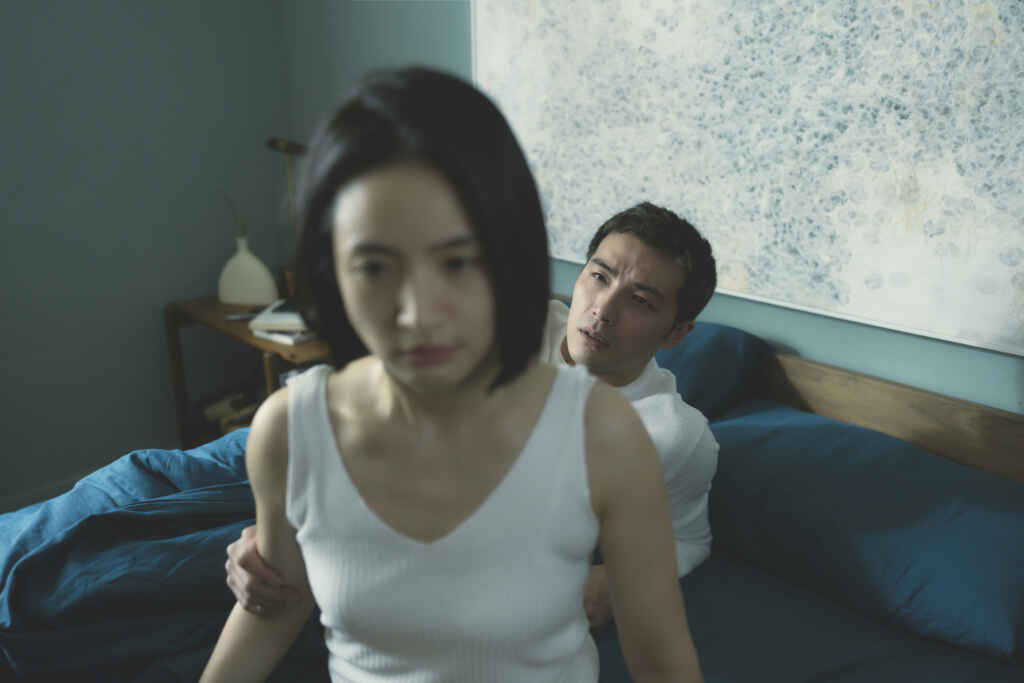 ▲林依晨、賀軍翔在《不夠善良的我們》中,詮釋婚姻裡的諸多無奈。(公視、MyVideo提供)