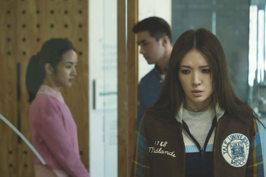 ▲林許瑋甯在《不夠善良的我們》劇中狠酸情敵林依晨只是沒魚蝦也好的「蝦」。（公視、MyVideo提供）