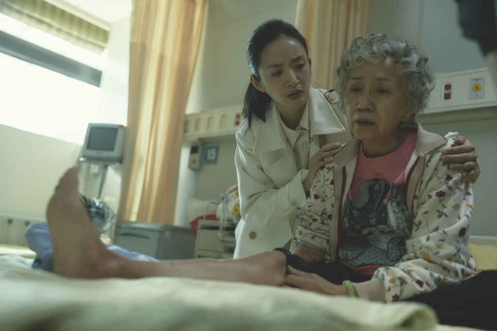 ▲陸弈靜在《不夠善良的我們》中，將聯合林依晨打擊不得長輩緣的許瑋甯。（公視、MyVideo提供）