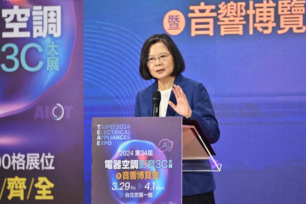 ▲蔡英文總統今天上午出席「第34屆台北電器空調影音3C大展暨音響博覽會開幕典禮」，她邀請民眾前來看展，購買優質又超值的家電提升生活品質，同時一起拚經濟。（總統府提供）