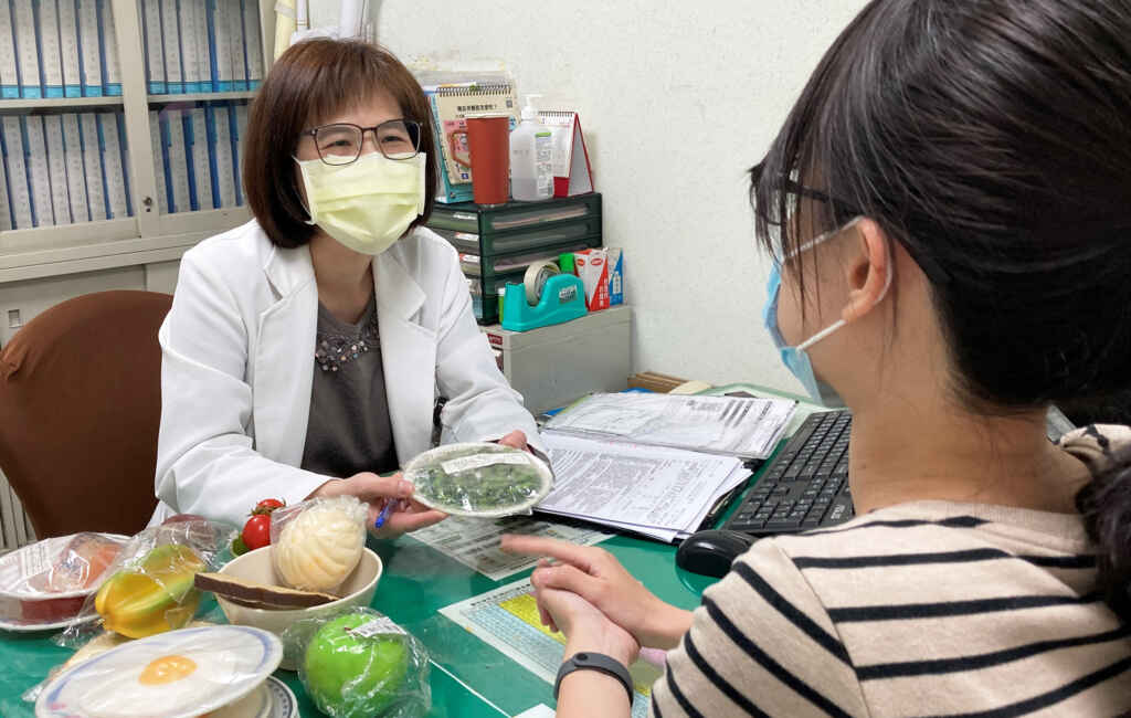 ▲衛生福利部南投醫院呼籲民眾在選購保健食品時,可諮詢專業醫師、營養師、藥師或是到醫療院所就醫檢查,以確保自身安全。(衛生福利部南投醫院提供)