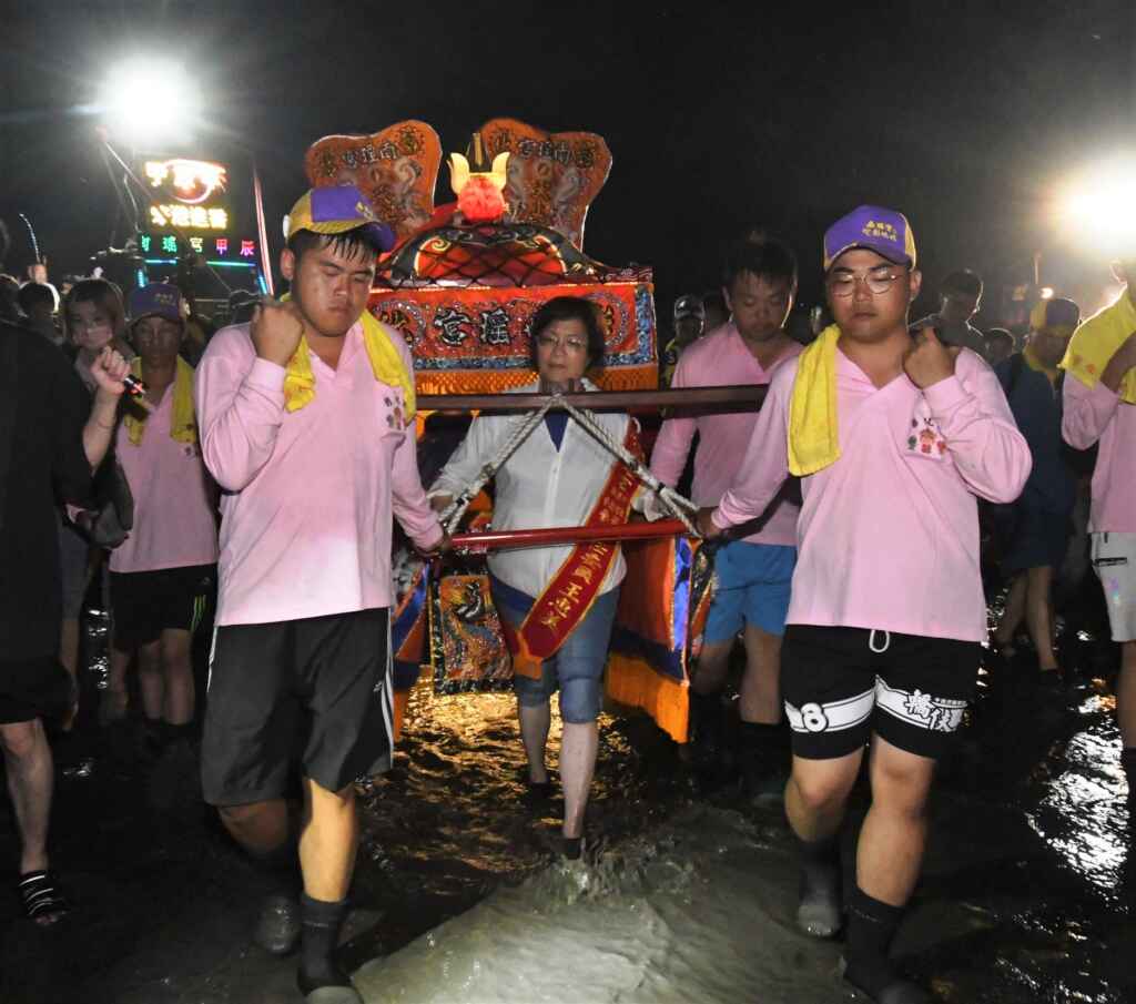 ▲彰化縣長王惠美潦溪扶轎。（記者林明佑翻攝）