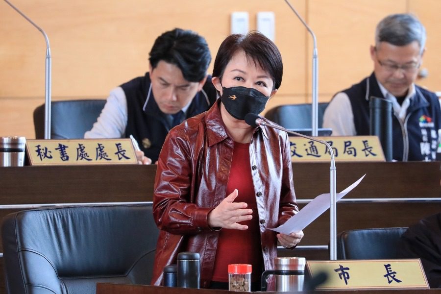 台中市長盧秀燕在議會答覆議員,對於台中市府賣抵費地籌措建設經費需求。(圖/台中市政府)
