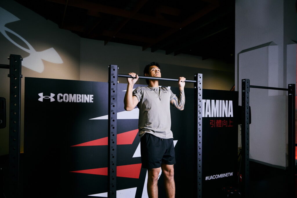 Team UA 職棒重砲手 張志豪搶先體驗強度爆表的《UACOMBINE》引體向上關卡。_1