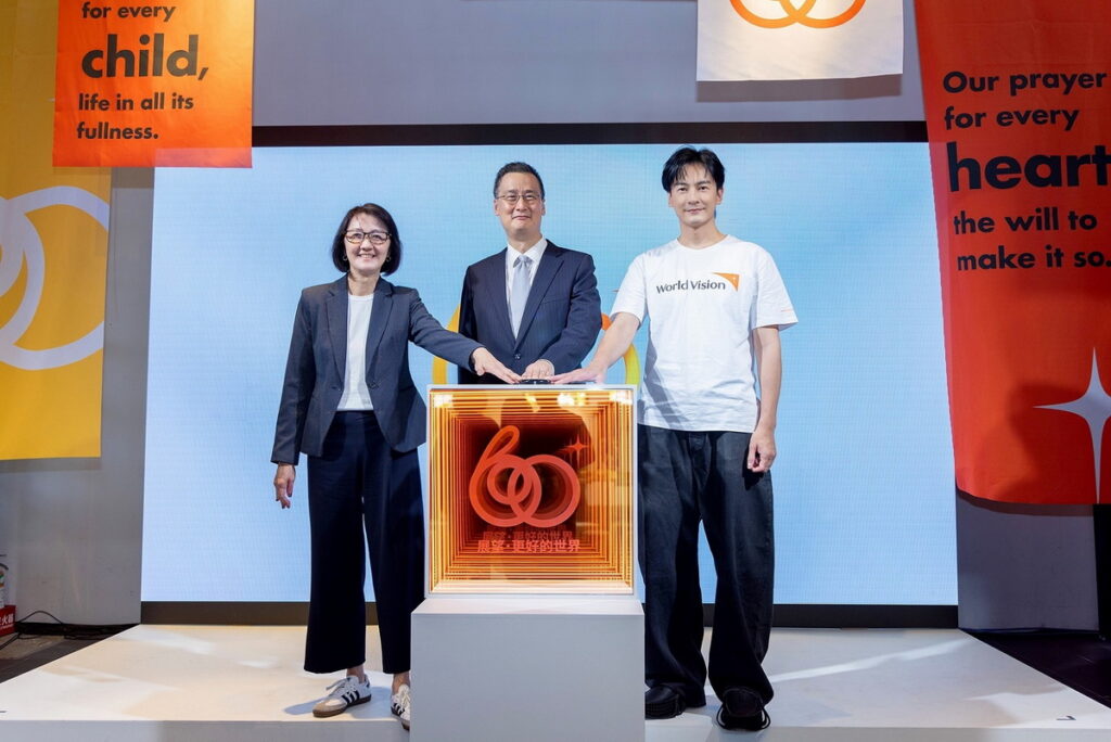 台灣世界展望會李紹齡會長(左)、丁廣欽董事長(中)攜手鄭元暢,共同為《展望‧更好的世界》足跡展拉開序幕,邀請民眾一起共襄盛舉。