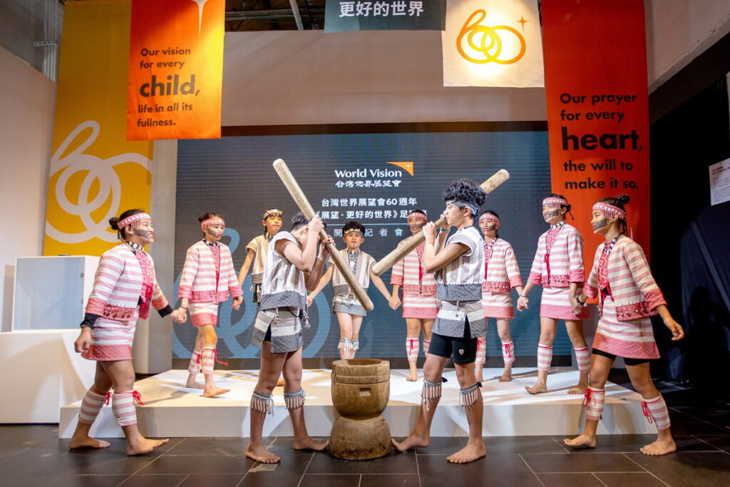 台灣世界展望會培力碧候國小文化隊進行開場表演,透過音樂展現自信及勇氣。