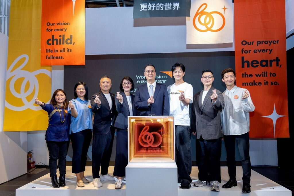 策展人包益民(左三)及執導展望會60週年紀錄影片徐嘉凱導演(右二),出席支持聲援台灣世界展望會,與丁廣欽董事長(左五)、李紹齡會長(左四)、鄭元暢、自立青年同台合影。