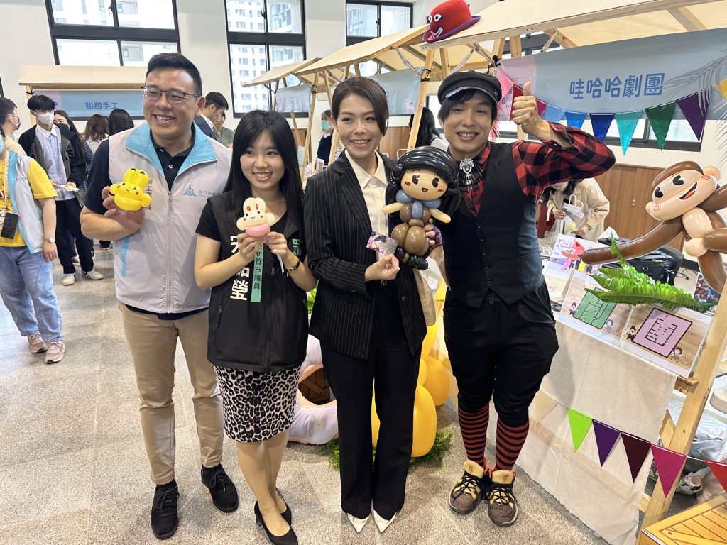 活動結合青年創意市集,市長也親自參觀每個攤位。圖左至右勞工處林昱志處長、宋品瑩議員、高虹安市長、哇哈哈劇團菲力團長。(圖/記者黃溎芬攝)