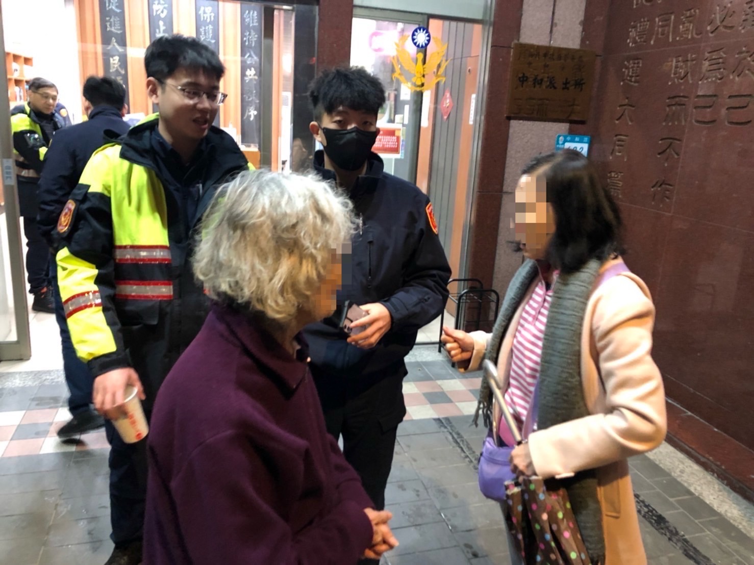 中和派出所副所長胡松義、警員呂紹良協助96歲老婦尋找家人並安全接回家，家人對員警表示十分感謝。（記者 張艷君翻攝）